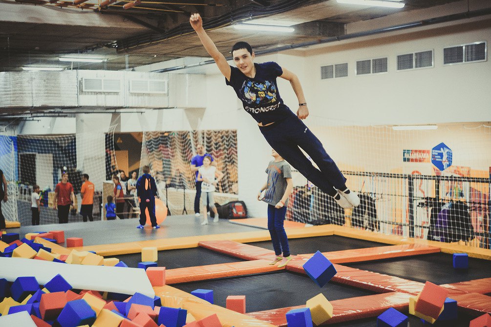 Небо, батутный парк на Севастопольском