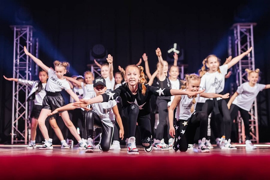 Дети танцуют