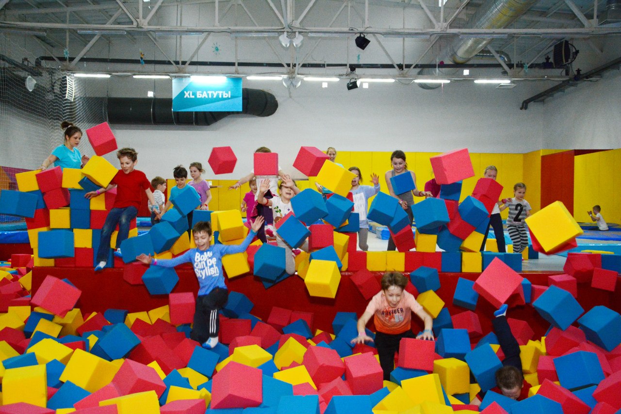Небо, батутный парк на Енисейской