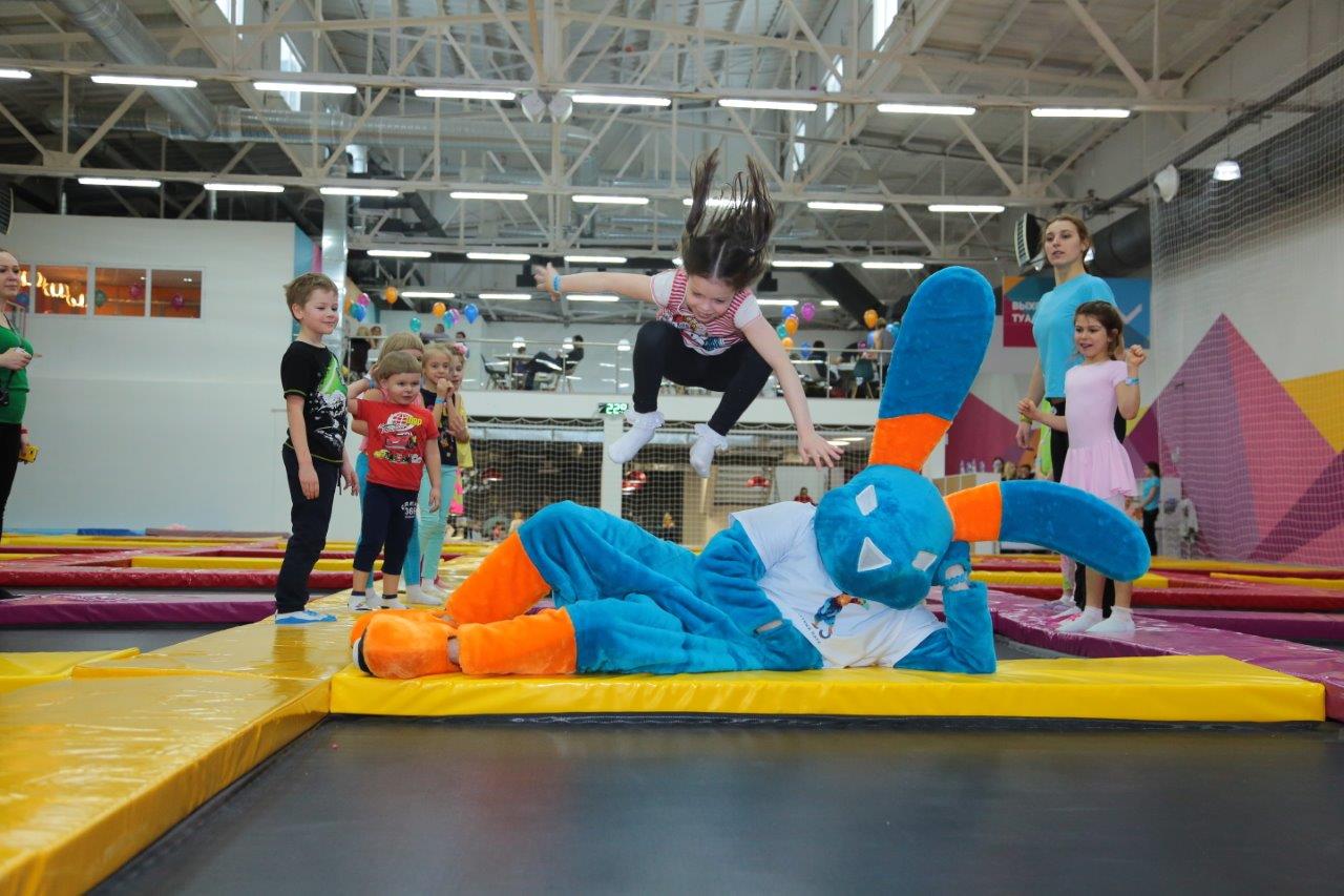 Небо, батутный парк на Енисейской