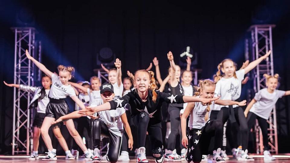 Дети танцуют